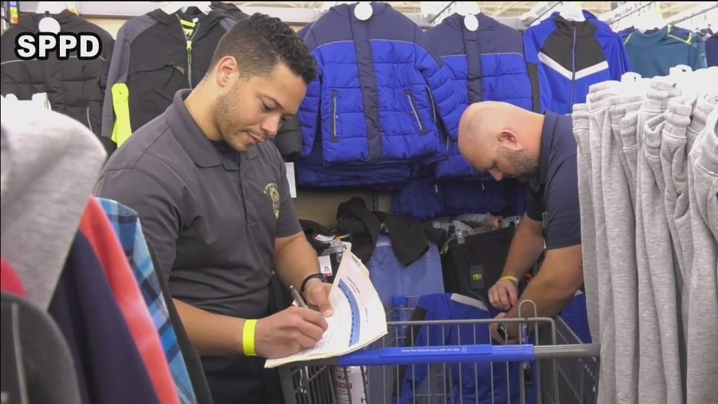 St. Petersburg police buy gifs for kids and families in the city